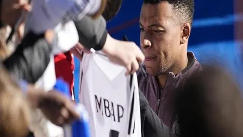 36岁Baby澳门高尔夫挥杆，短裙亮相气质出众，青春娇颜似26岁美女！